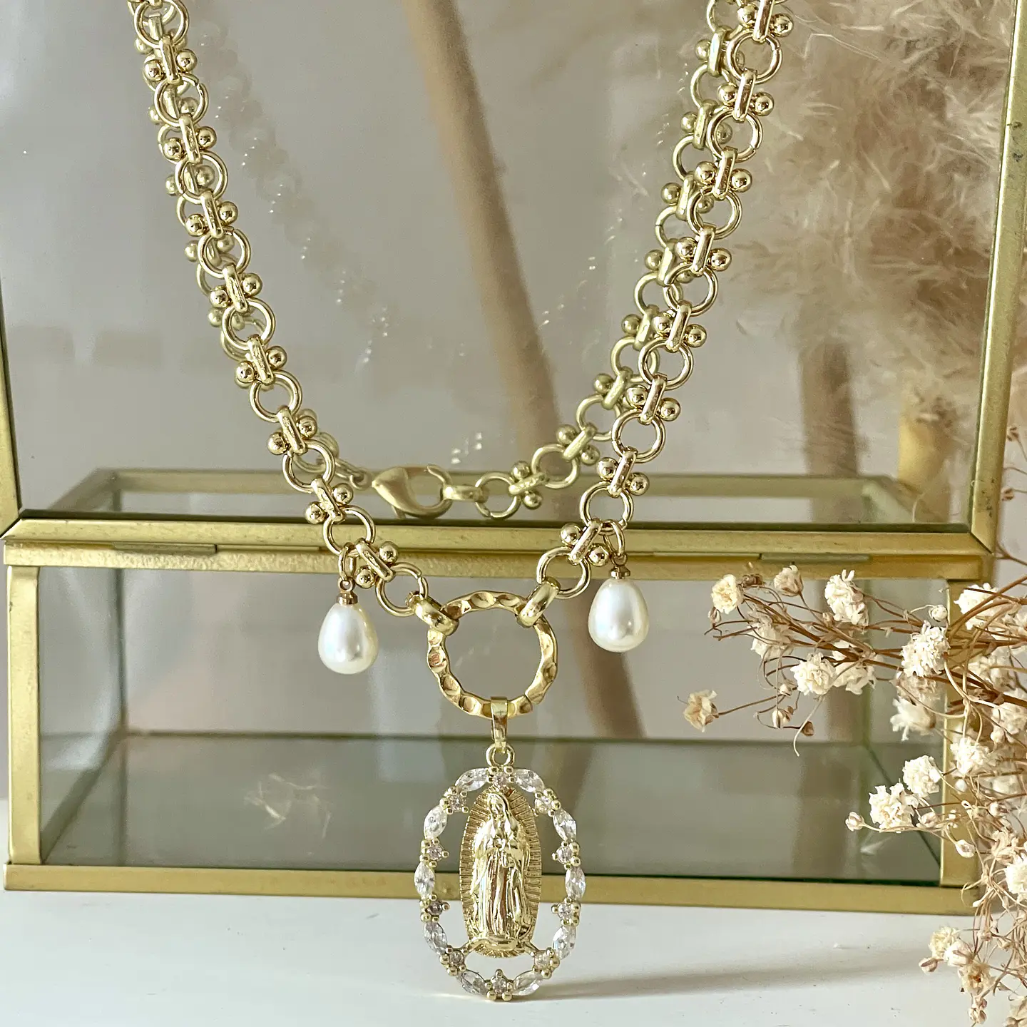 Collar Medalla Virgen  Cristales y Perlas Gold  4