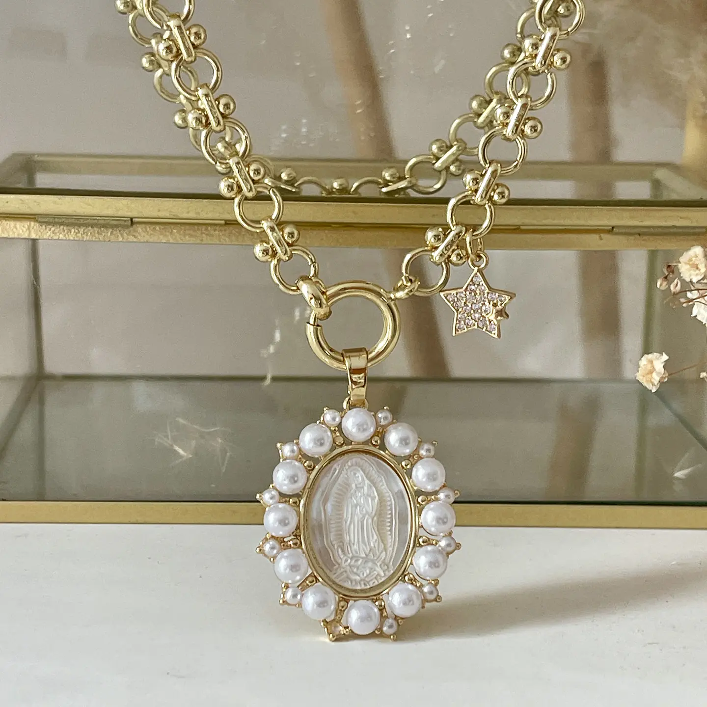 Collar Medalla Virgen Perlas de Rio Circones Gold 1
