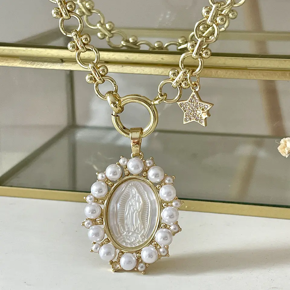 Collar Medalla Virgen Perlas de Rio Circones Gold 5