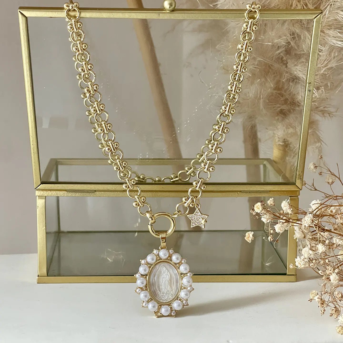 Collar Medalla Virgen Perlas de Rio Circones Gold 4