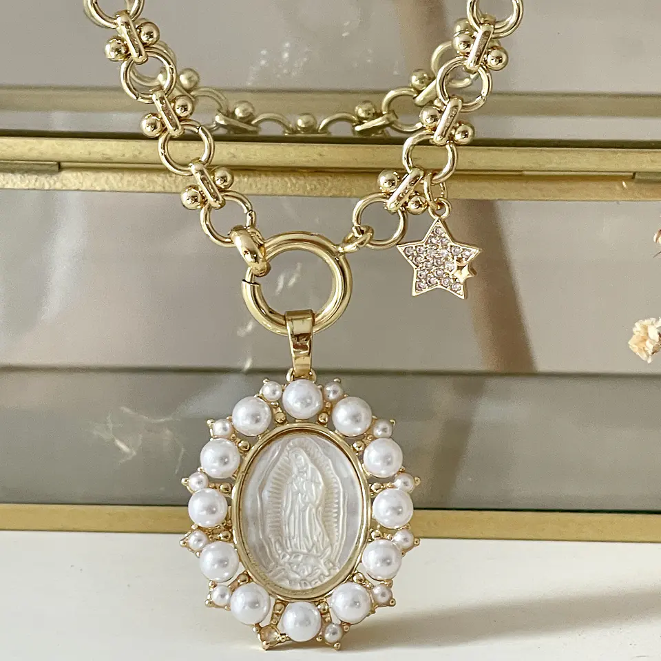 Collar Medalla Virgen Perlas de Rio Circones Gold 3