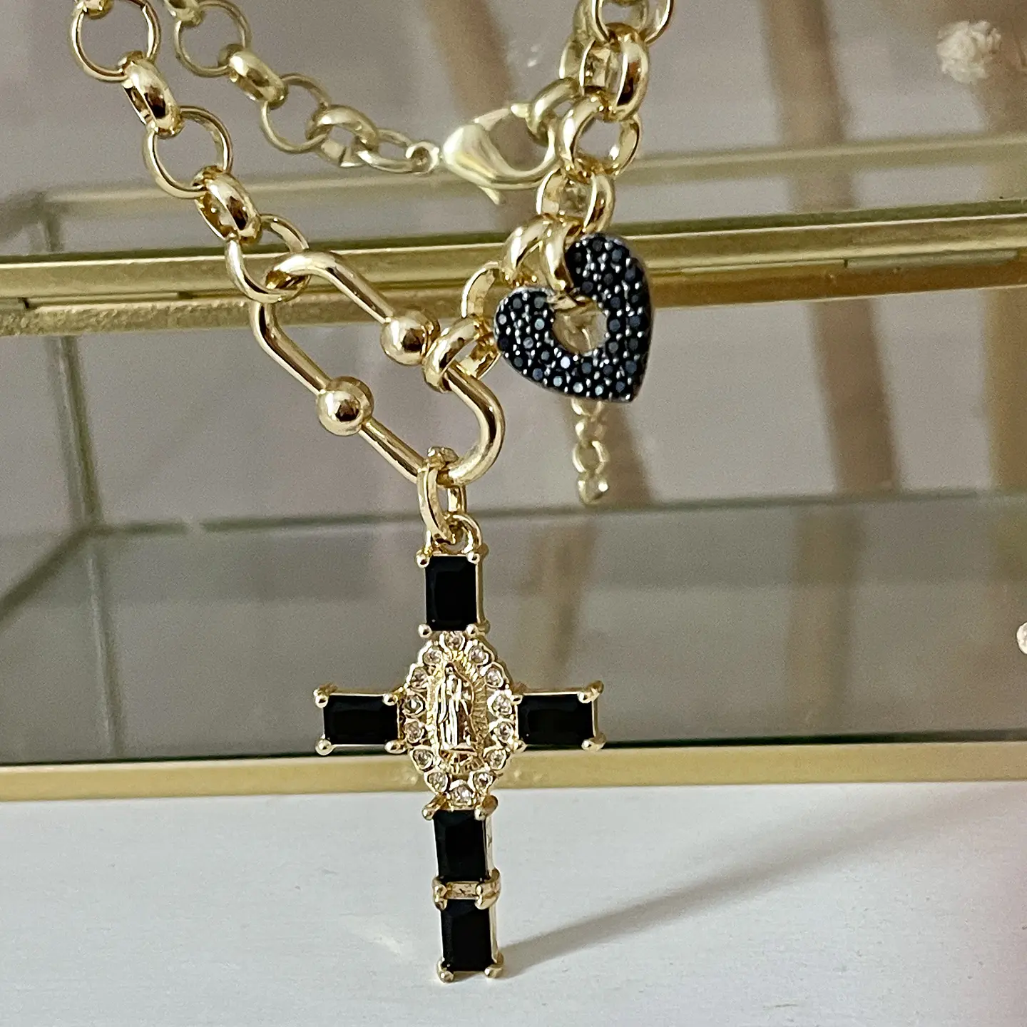 Collar Cruz Virgen Onyx Gold 1