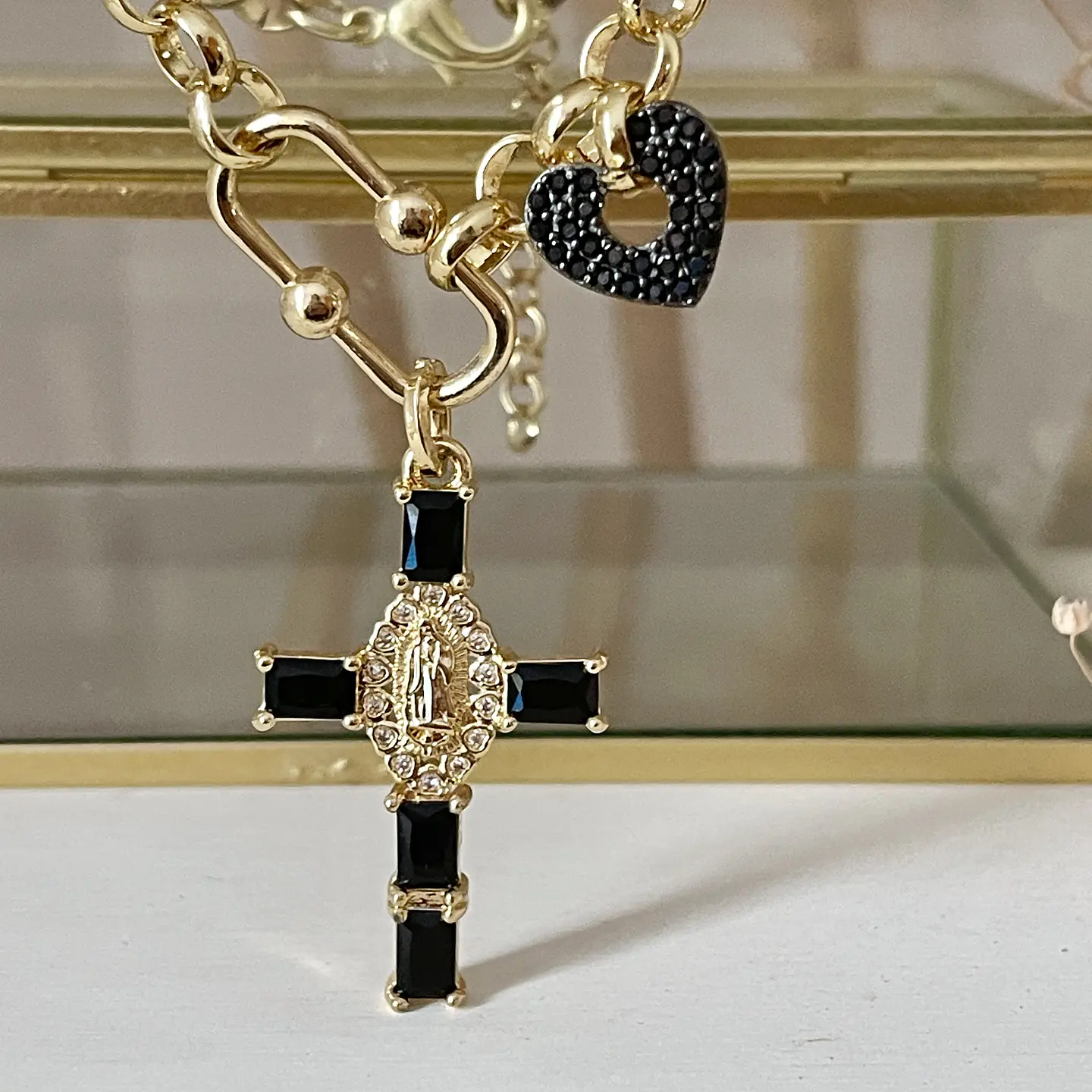 Collar Cruz Virgen Onyx Gold 3