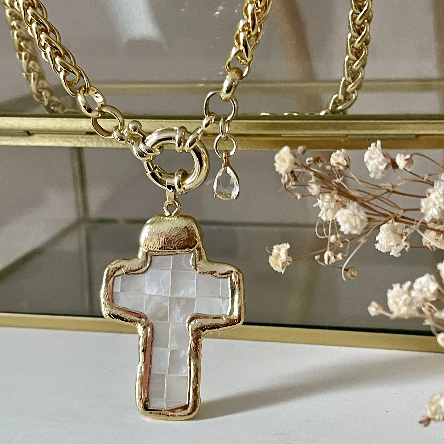 Collar Maxi Cruz Nácar Eslabones trenzados Gold 1