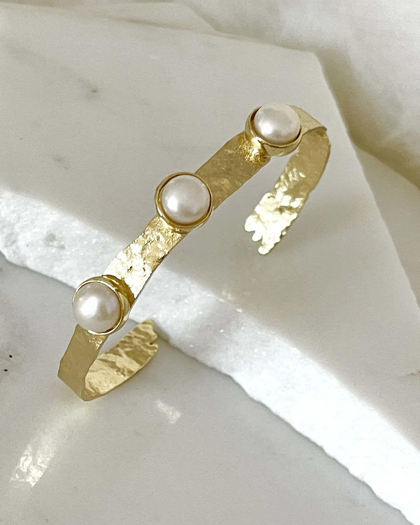 Pulsera Esclava Leonora Triple Perlas Gold 4