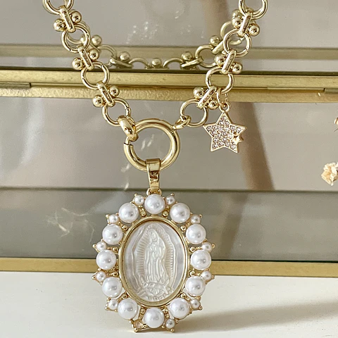 Collar Medalla Virgen Perlas de Rio Circones Gold
