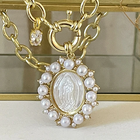 Collar Medalla Virgen Guadalupe Perlas de Rio Circones Gold