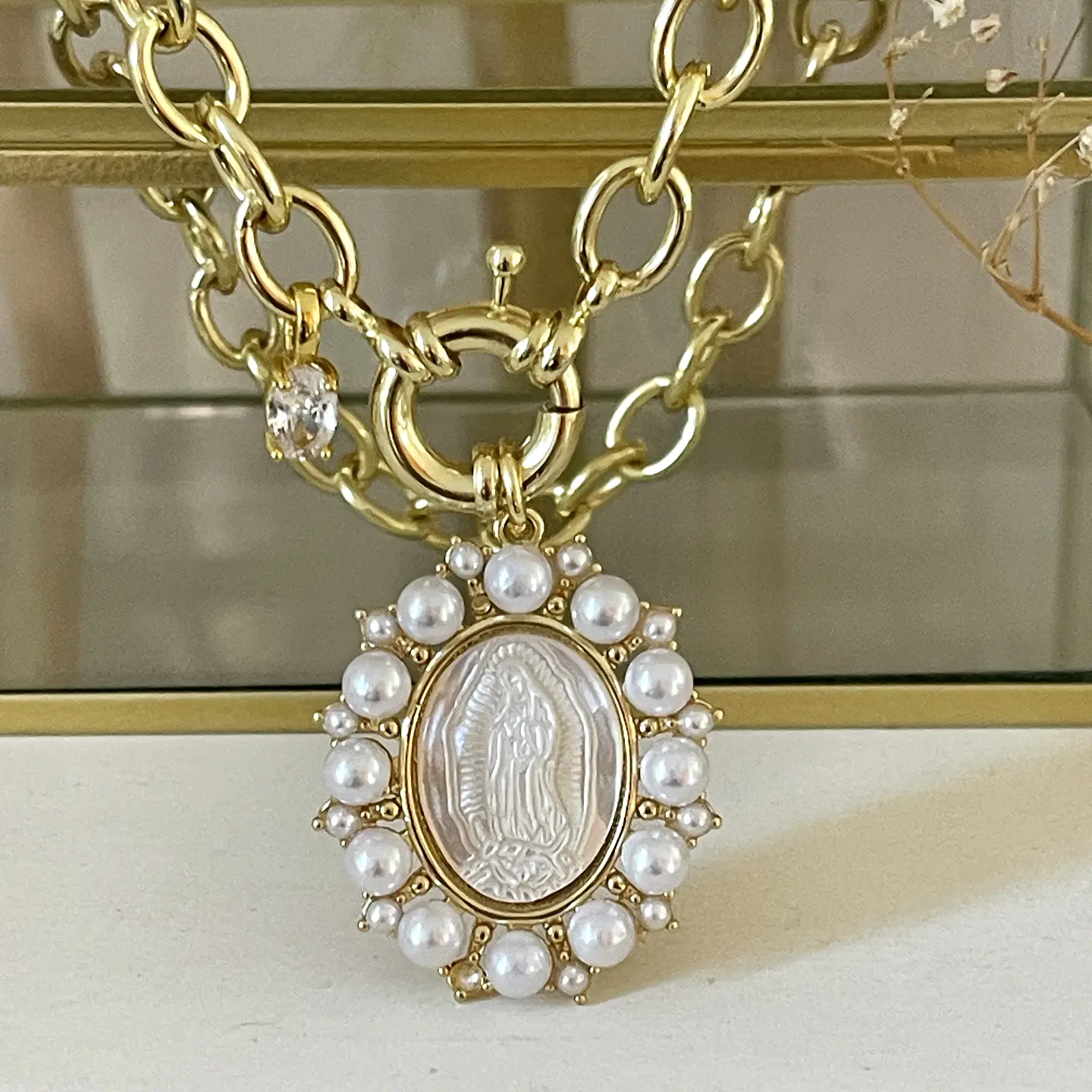 Collar Medalla Virgen Guadalupe Perlas de Rio Circones Gold 3