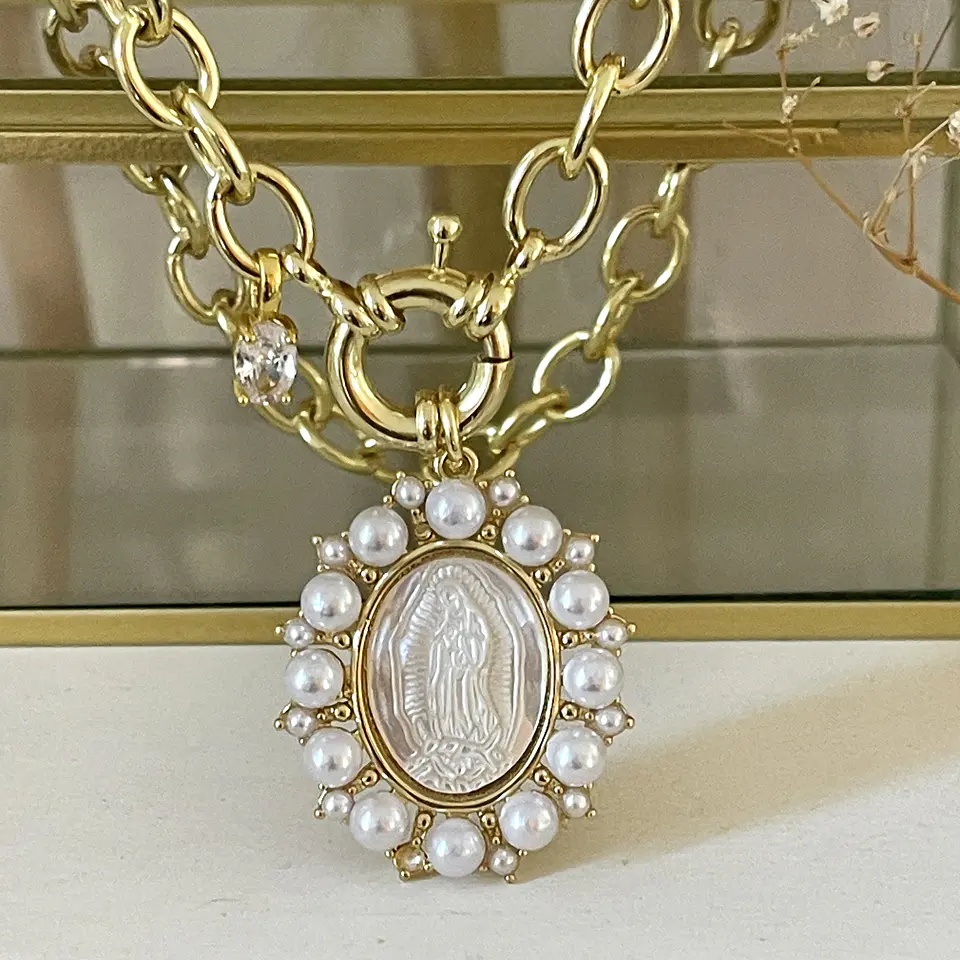 Collar Medalla Virgen Guadalupe Perlas de Rio Circones Gold 3
