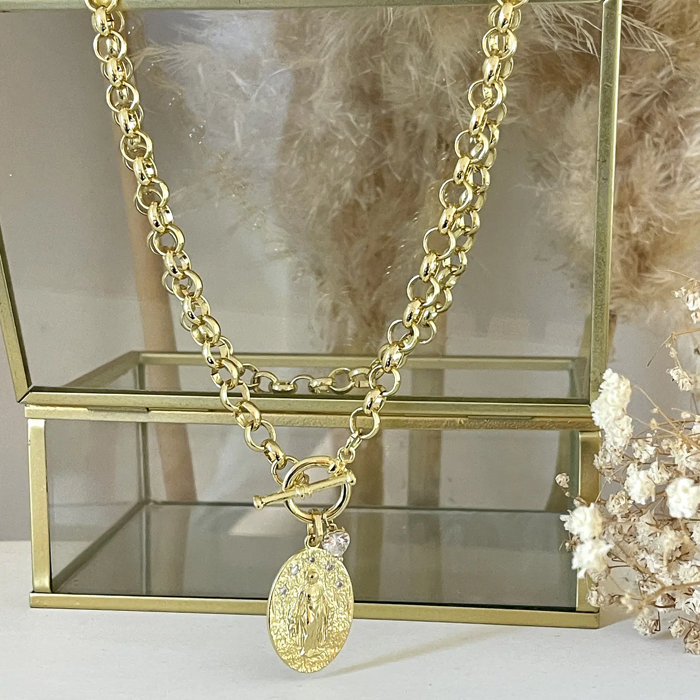Collar Medalla Virgen de los Rayos Circones Gold  3