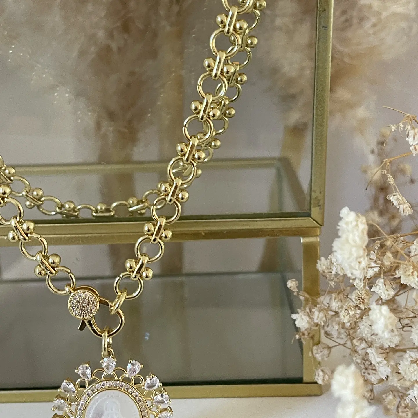 Collar  Medalla Virgen de los Rayos  Nácar Cristales Gold  4