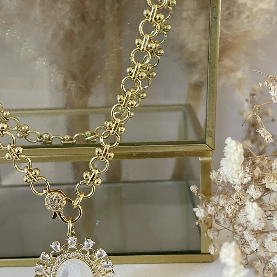Collar  Medalla Virgen de los Rayos  Nácar Cristales Gold  4