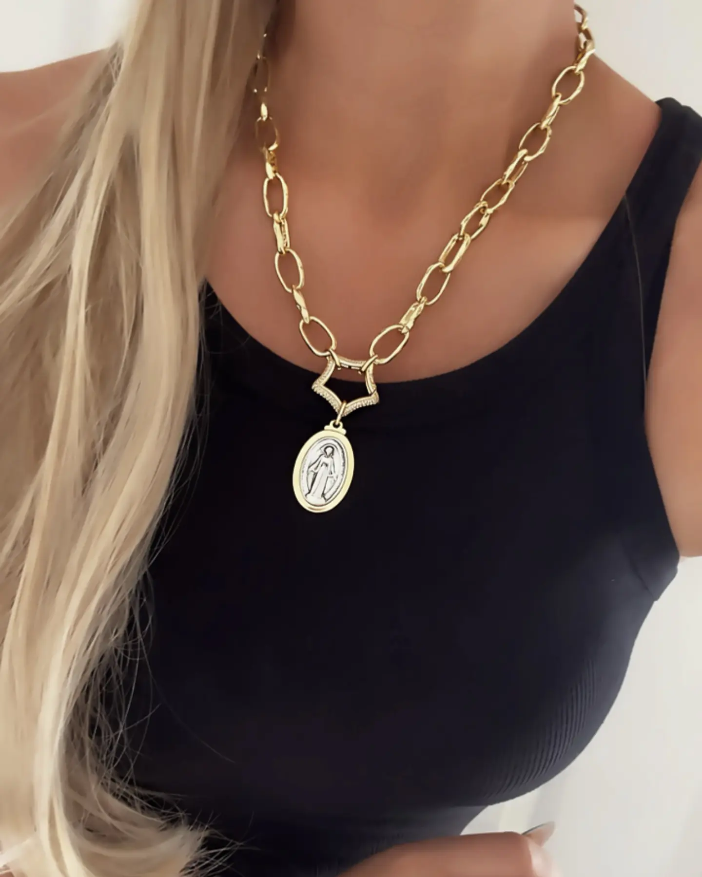 Collar Medalla Virgen de los Rayos Estrella circones gold 1