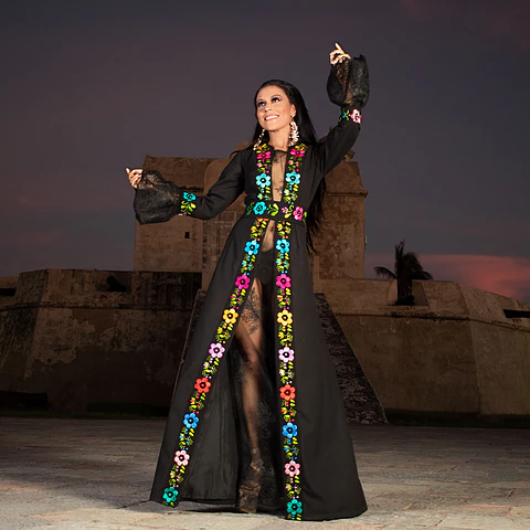 Vestido negro bordado tipo caftan con manga larga  y fondo de encaje