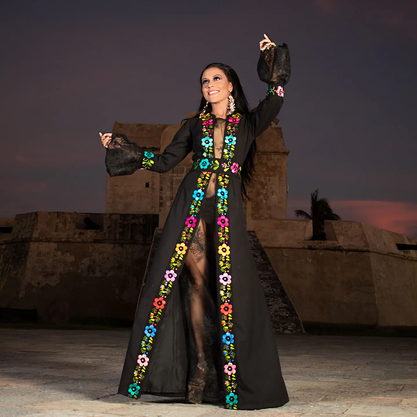 Vestido negro bordado tipo caftan con manga larga  y fondo de encaje 1