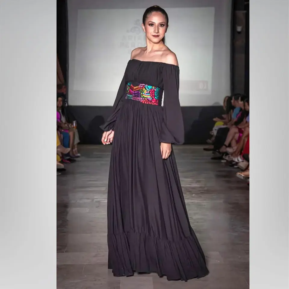 Vestido largo manga larga bordado en cintura 1