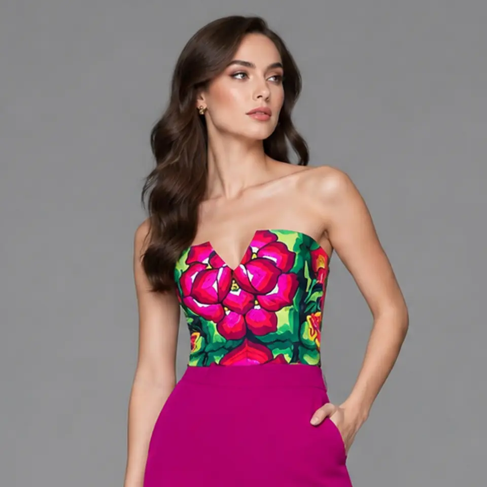 Palazzo de algodón con estampado mexicano, pantalón corte recto, bolsas laterales, cierre lateral, escote straple. 2