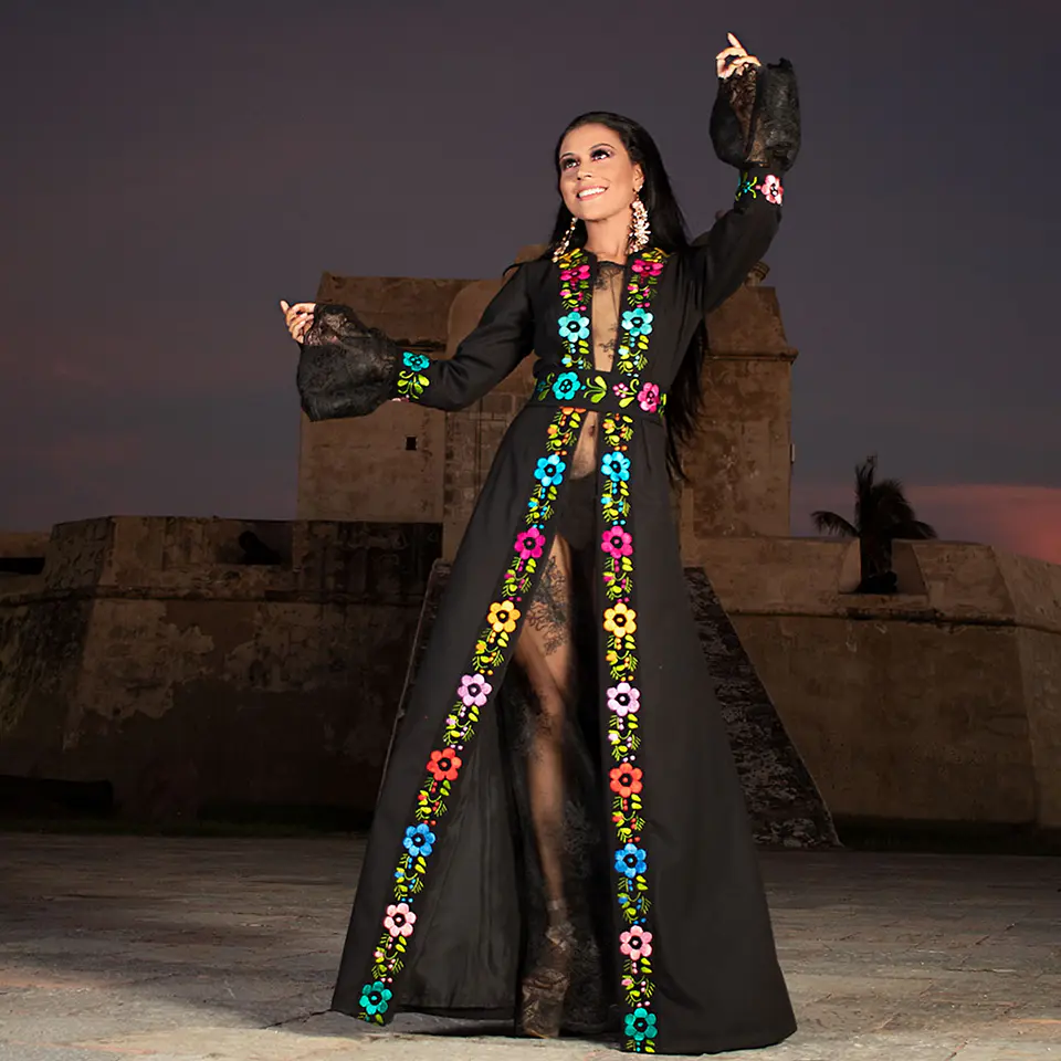 Vestido de encaje transparente y capa de algodón con cenefa bordada en flores de diferentes colores. Manga acampanada 1