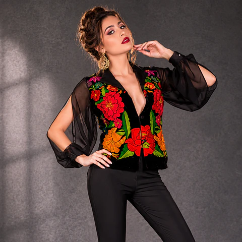 Blusa bordada tipo chaqueta con manga de gasa y cuello de satín, botones al frente.  Disponible en color negro con bordado de diferentes colores