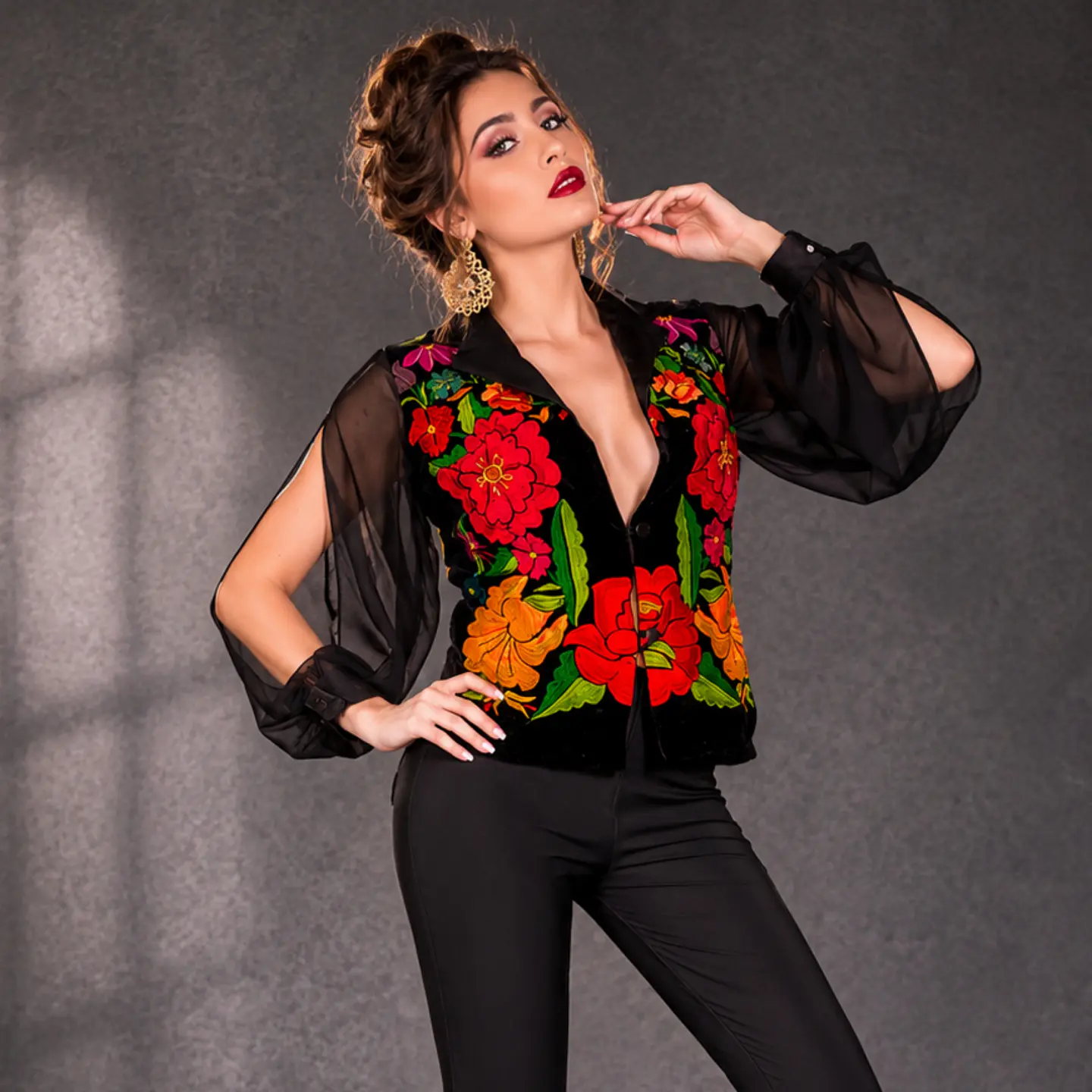 Blusa bordada tipo chaqueta con manga de gasa y cuello de satín, botones al frente.  Disponible en color negro con bordado de diferentes colores 1