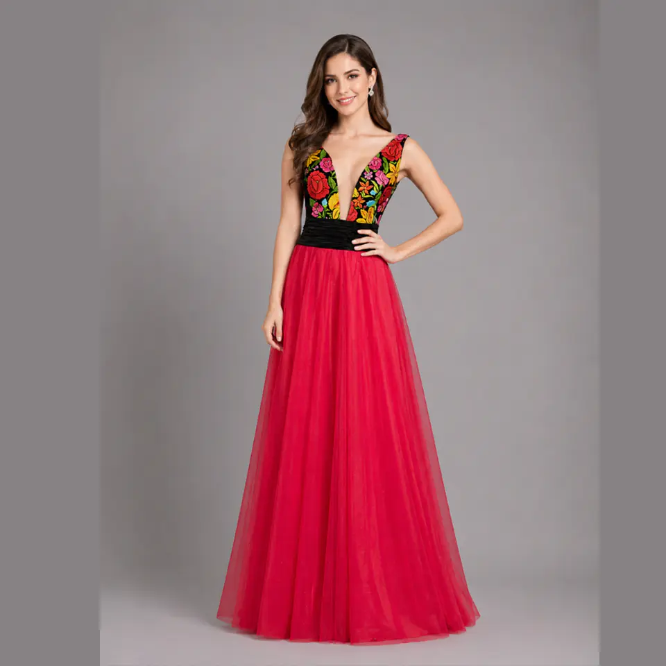 Vestido bordado artesanal de flores. Falda de tul y cinturon alforzado de satin. 2