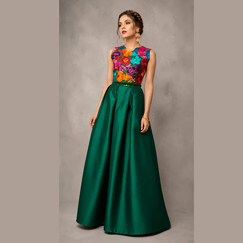 Conjunto de blusa bordada y falda de tablones.