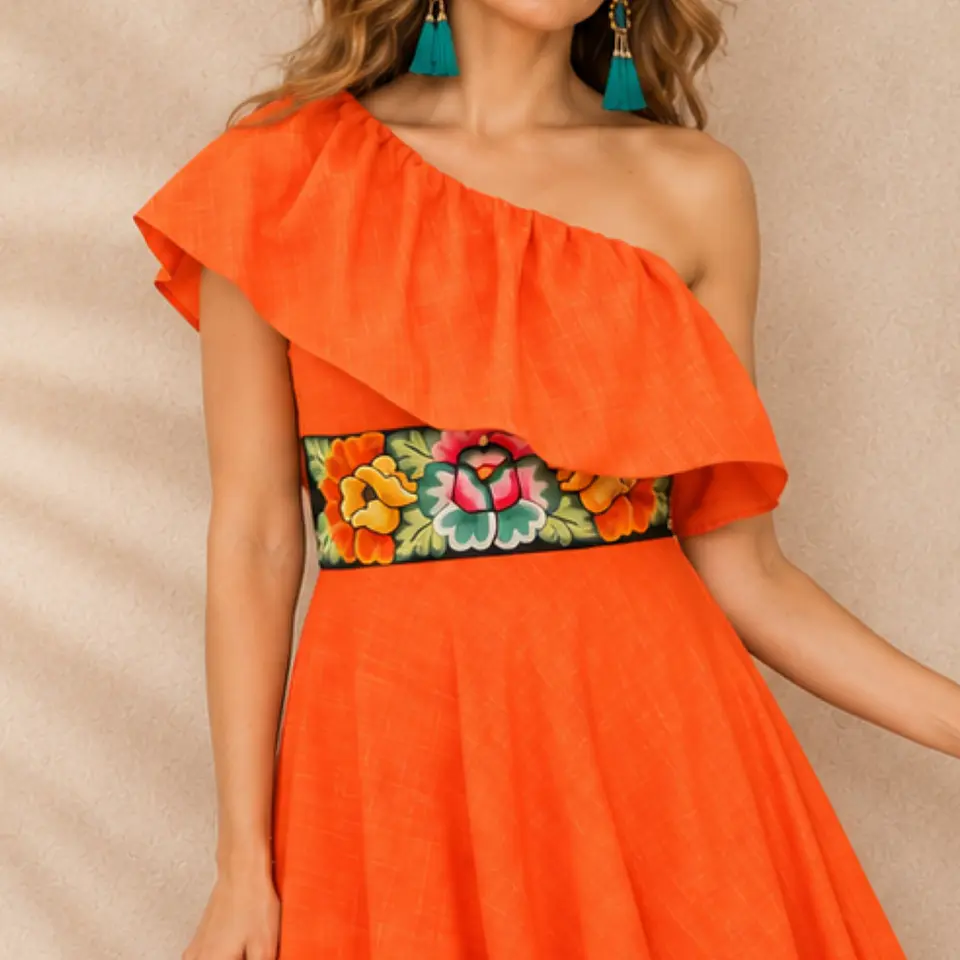 Vestido de lino con cenefa bordada escote un hombro y olan en escote 2