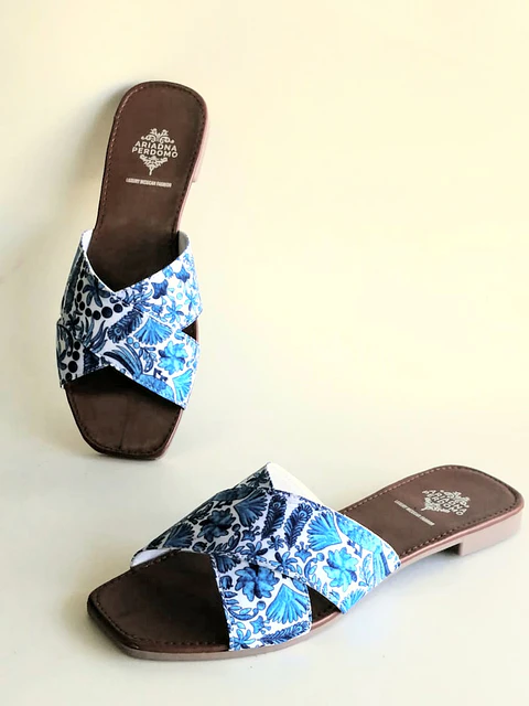 Sandalia casual corte cruzado estampado mexicano de Pajaros en color azul con blanco. Sin tacón.