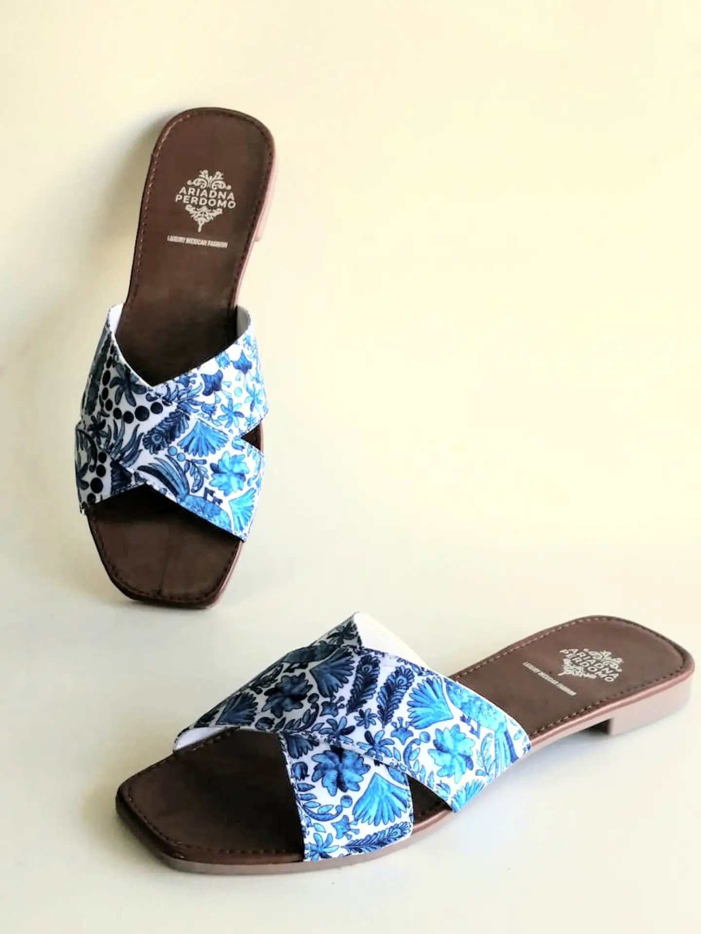 Sandalia casual corte cruzado estampado mexicano de Pajaros en color azul con blanco. Sin tacón. 1