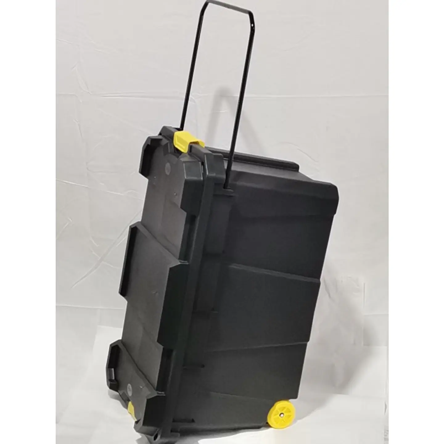 Caja explorer 150 litros con ruedas  2