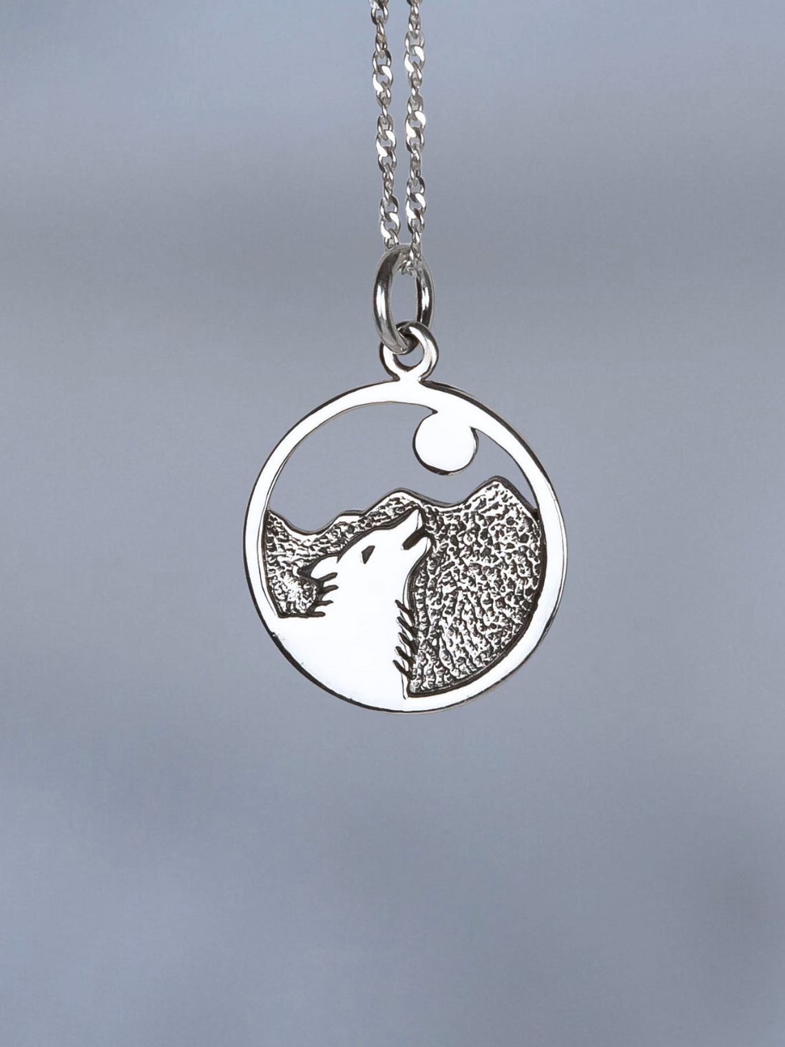 Colgante Lobo y Montañas 1