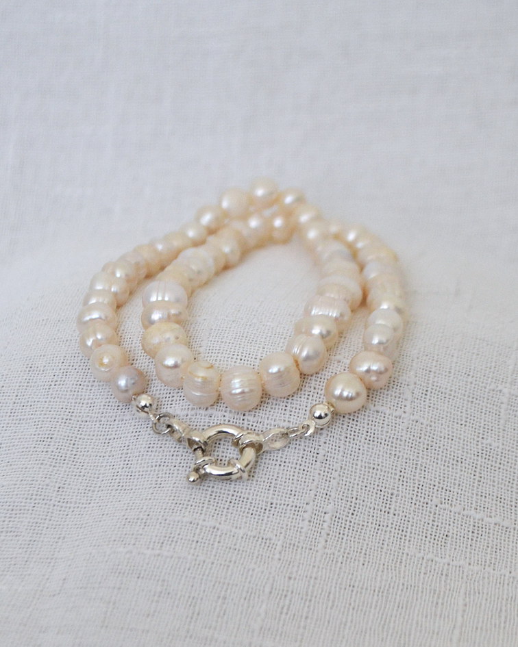 Collar Perlas de Río 8mm Broche Timón