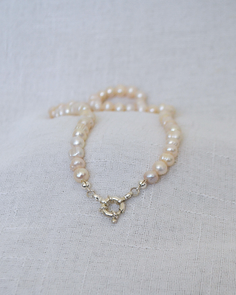 Collar Perlas de Río 8mm Broche Timón