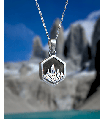 Colgante Torres del Paine en Labradorita – Diseño Hexagonal