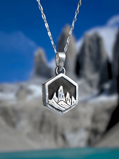Colgante Torres del Paine en Labradorita – Diseño Hexagonal