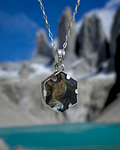 Colgante Torres del Paine en Labradorita – Diseño Hexagonal