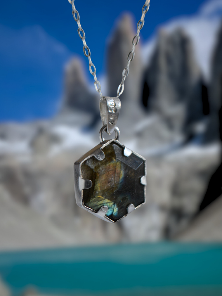 Colgante Torres del Paine en Labradorita – Diseño Hexagonal 2