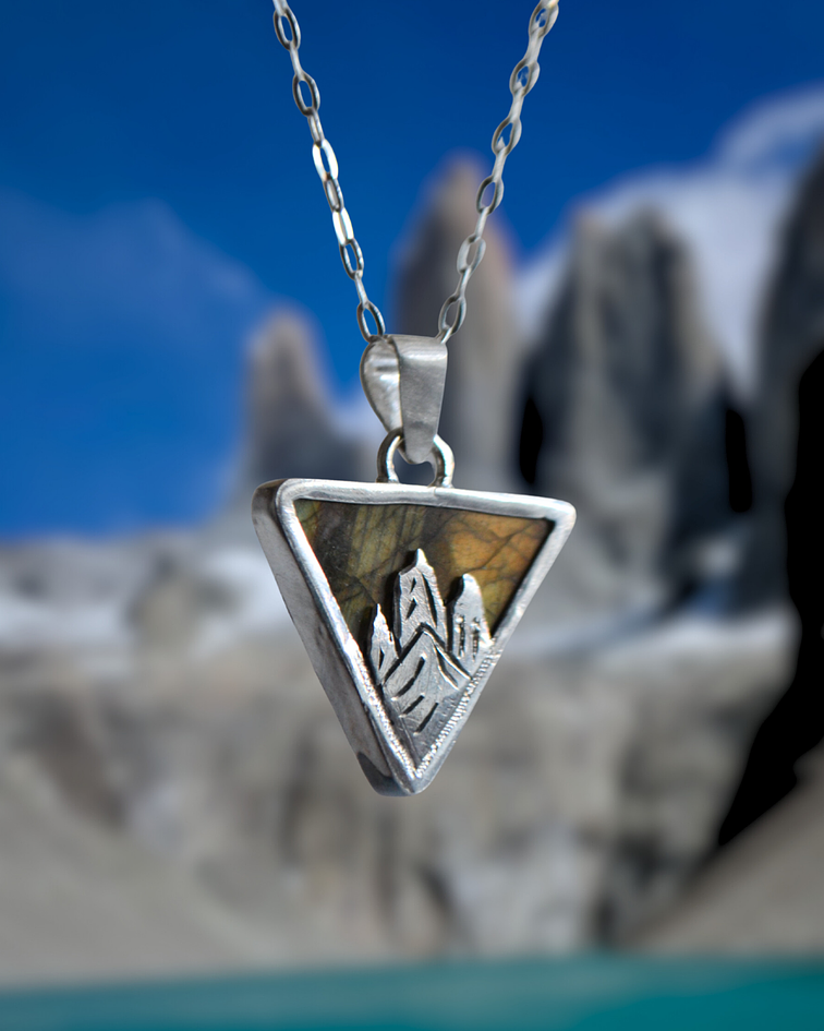 Colgante Torres del Paine en Labradorita – Diseño Triangular