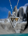 Colgante Torres del Paine en Labradorita – Diseño Triangular