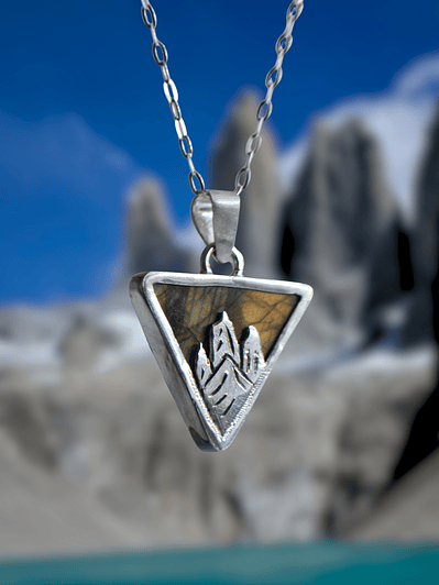 Colgante Torres del Paine en Labradorita – Diseño Triangular