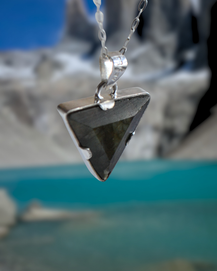 Colgante Torres del Paine en Labradorita – Diseño Triangular