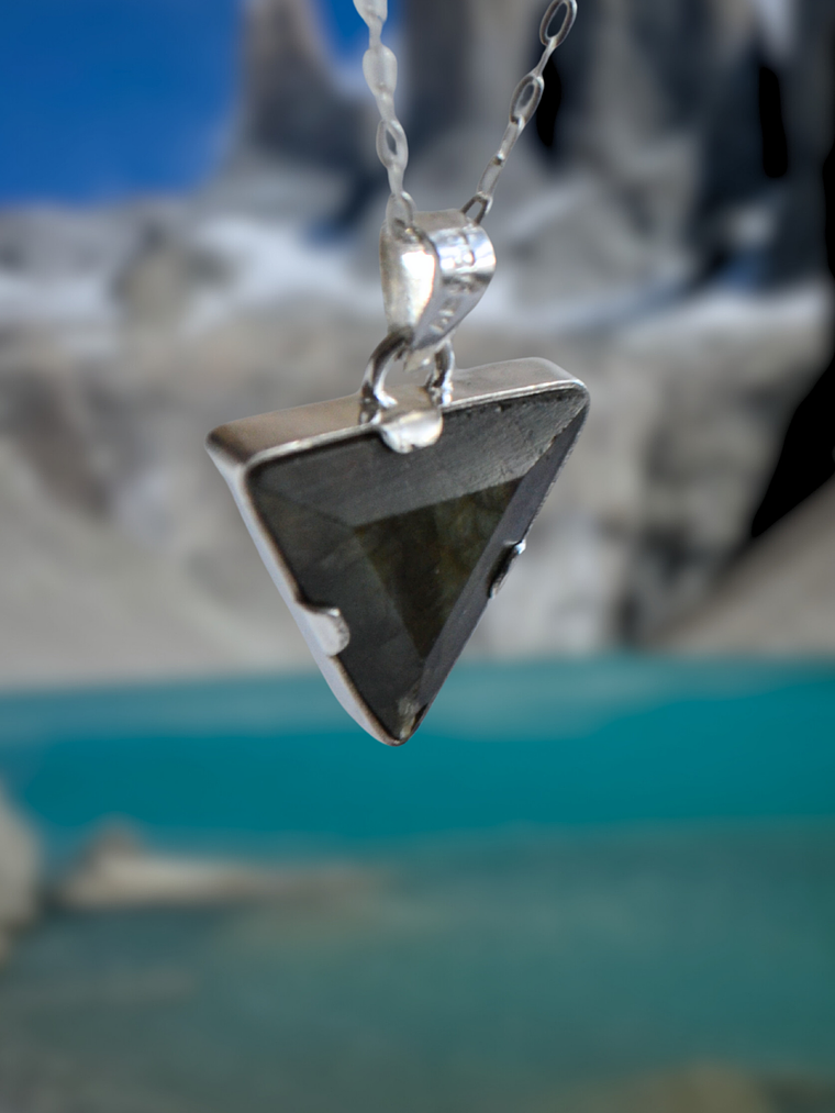 Colgante Torres del Paine en Labradorita – Diseño Triangular 3