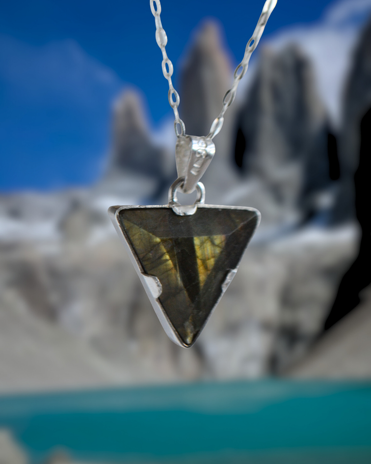 Colgante Torres del Paine en Labradorita – Diseño Triangular