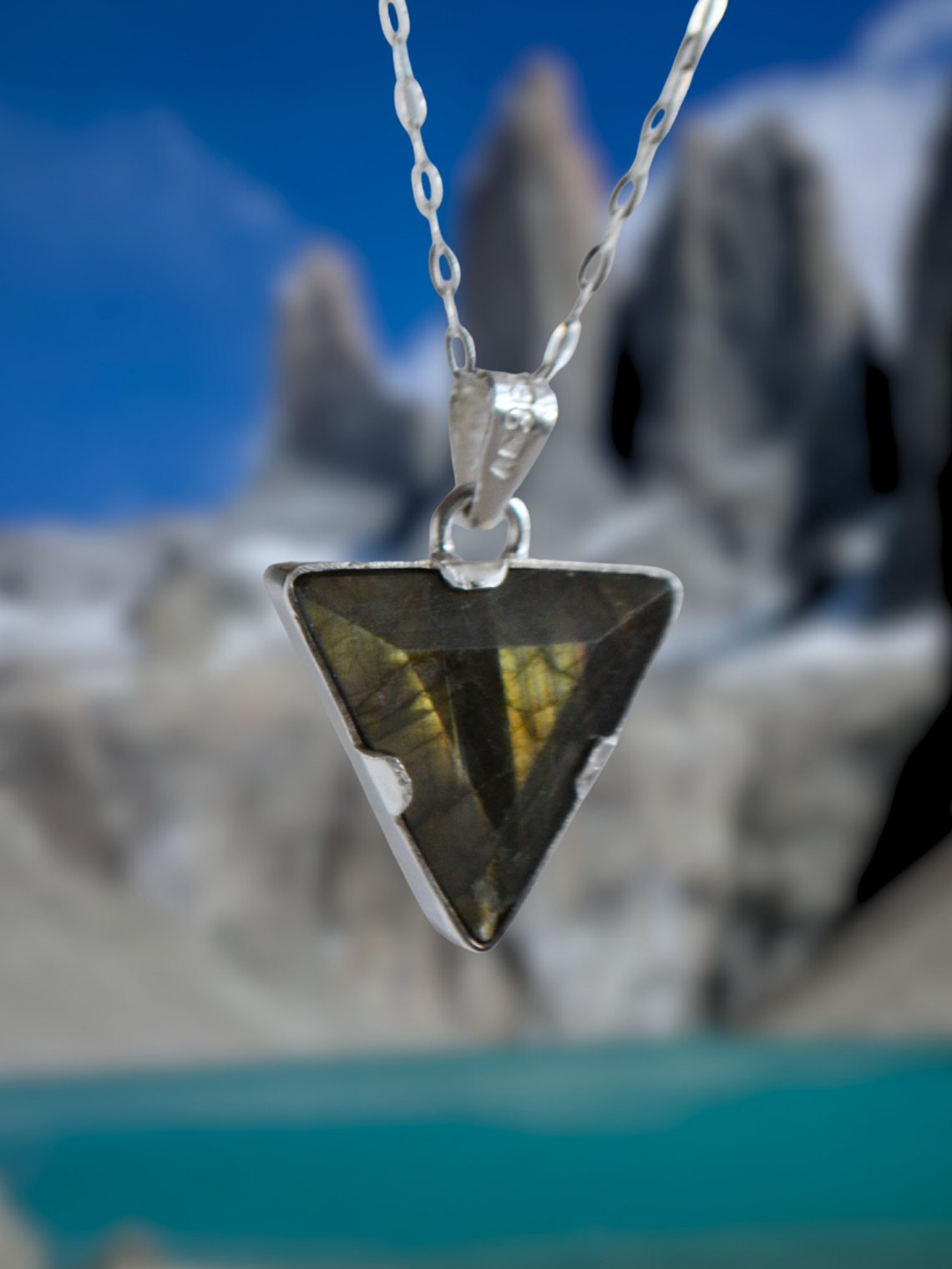 Colgante Torres del Paine en Labradorita – Diseño Triangular 2