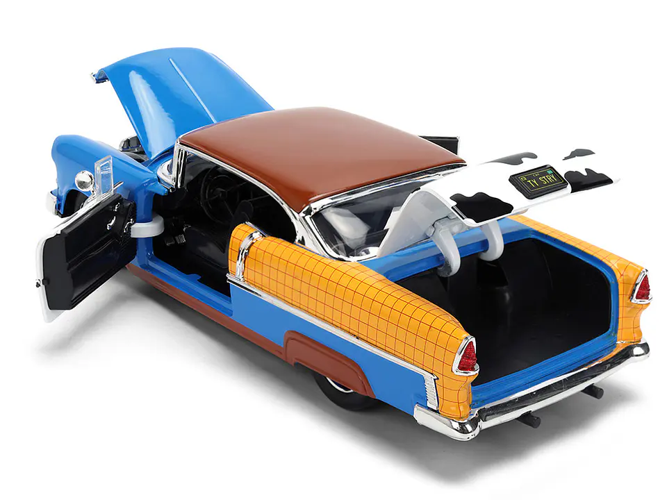 uto a Escala de Metal Chevrolet Bel Air 1955 Azul con Diseños y Figura de Woody - Serie 