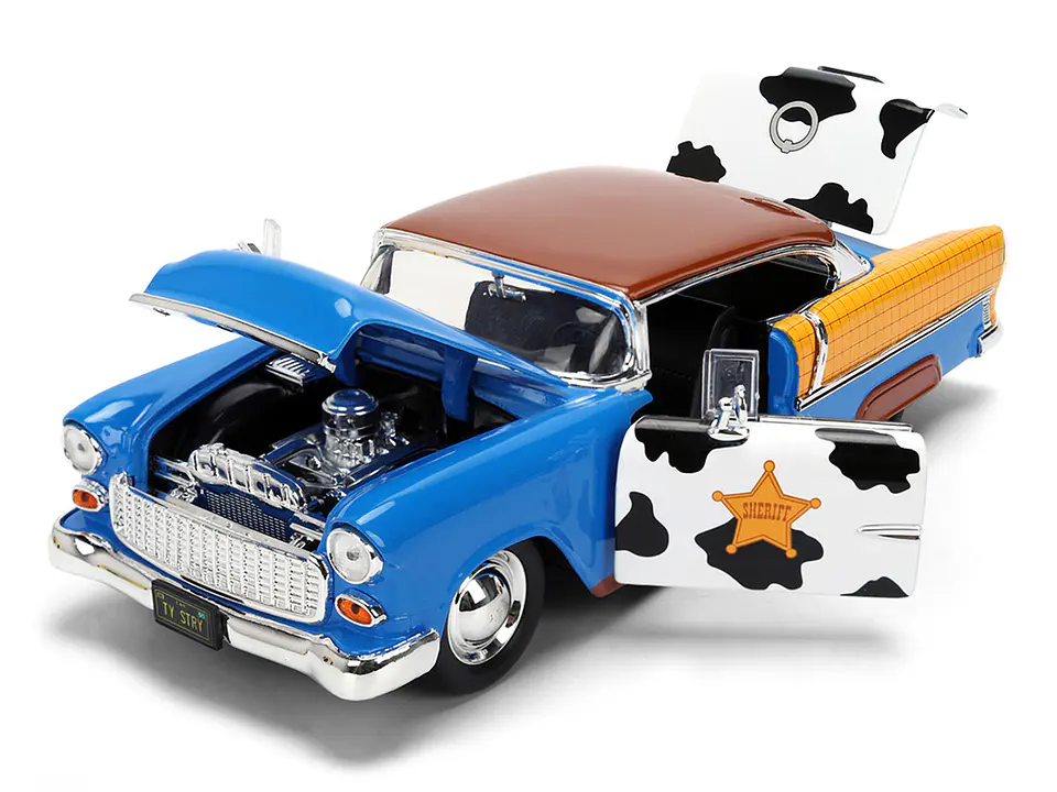 uto a Escala de Metal Chevrolet Bel Air 1955 Azul con Diseños y Figura de Woody - Serie 