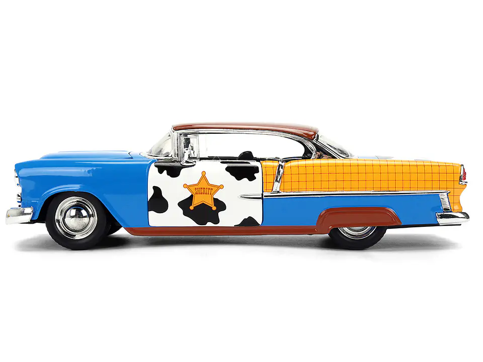 uto a Escala de Metal Chevrolet Bel Air 1955 Azul con Diseños y Figura de Woody - Serie 