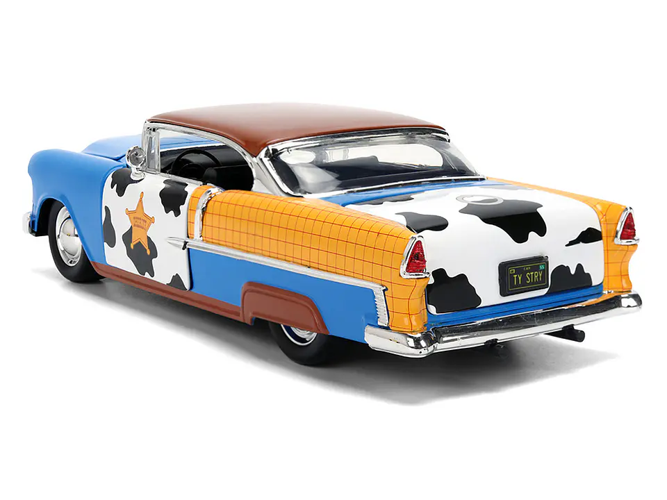 uto a Escala de Metal Chevrolet Bel Air 1955 Azul con Diseños y Figura de Woody - Serie 