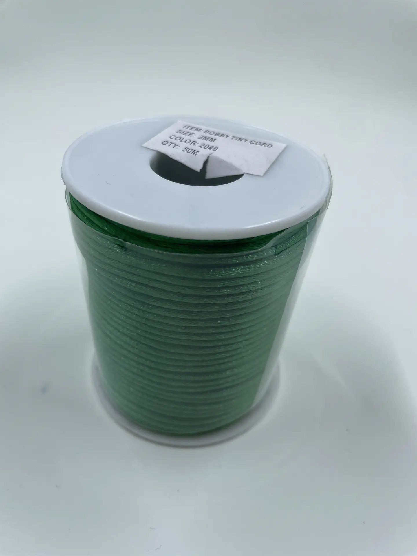 Cordón Bobby o Cola de Ratón 2 mm., 50 mt. Importadora Yarnabeth. C2049 Verde Pino. 2