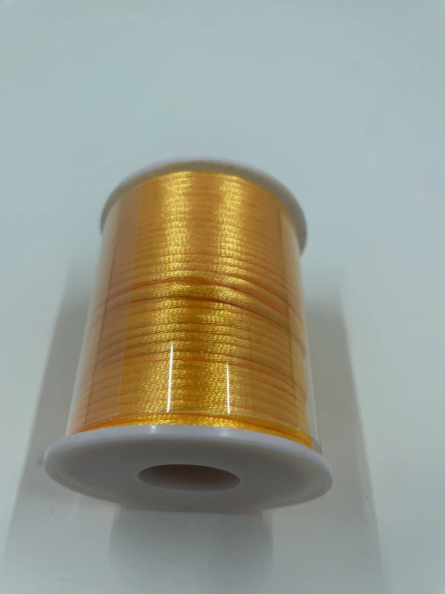 Cordón Bobby o Cola de Ratón 2 mm., 50 mt. Importadora Yarnabeth. C2009 Oro 1